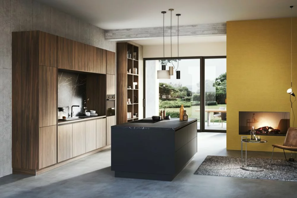 Sanierte Küche in Walnuss und Schwarz Hochglanz